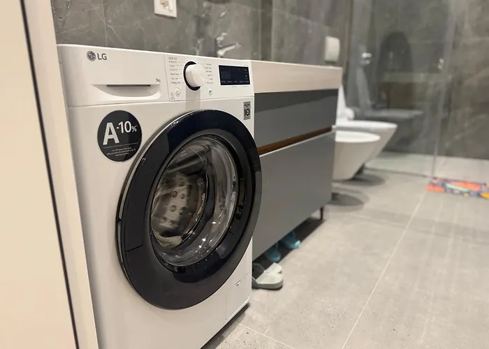 Emerald Luxury 2 Bedroom, 2 Bathroom *