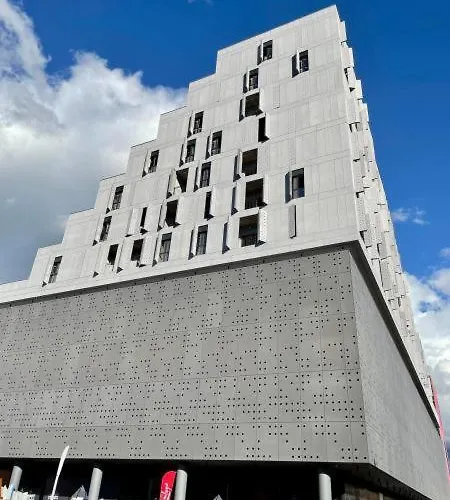 Emerald Luxury 2 Bedroom, 2 Bathroom *